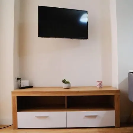 Megi's Modern דירה